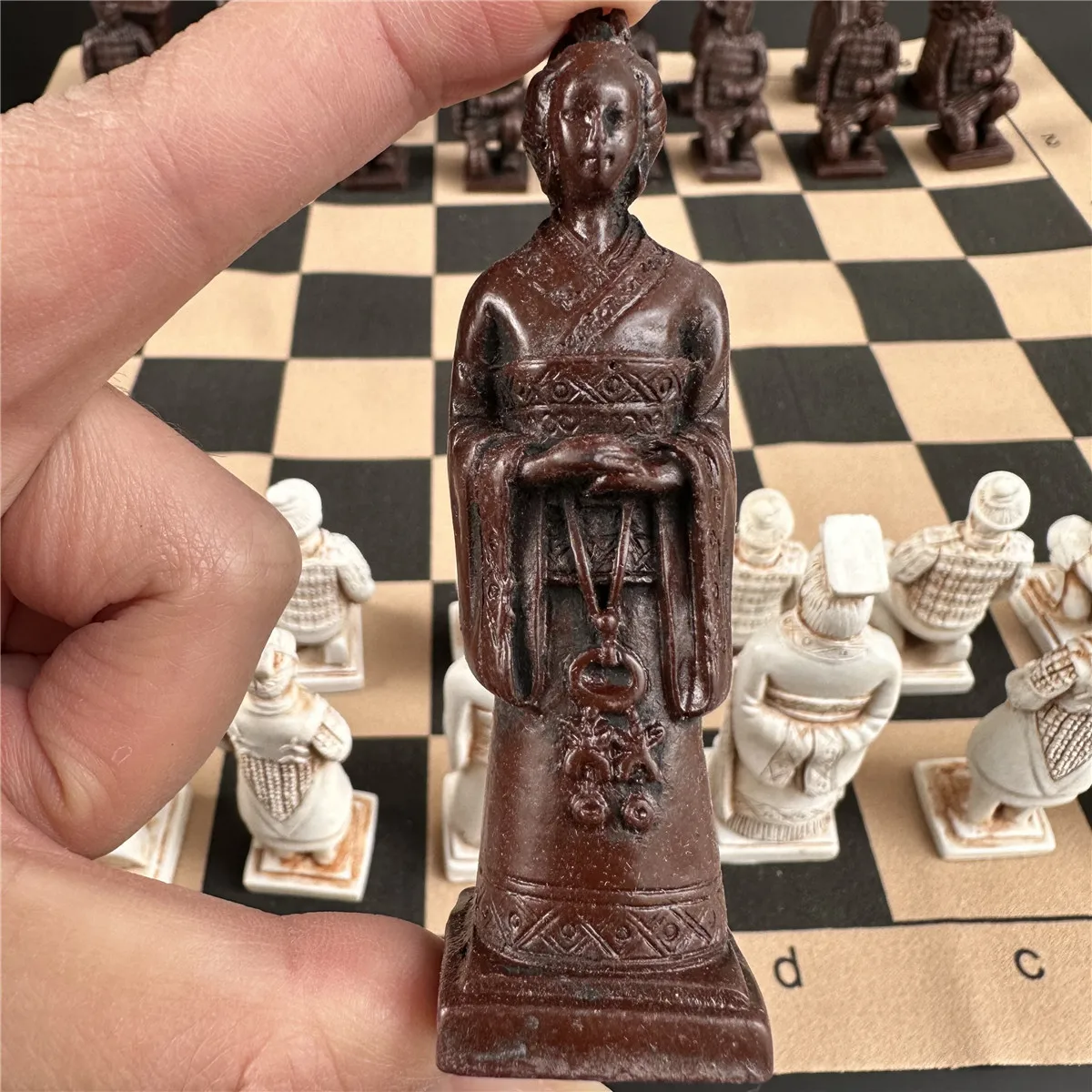 Grande conjunto de xadrez em plástico, com 43 cm (16.93in), inspirado no Exército de Terracota, com tabuleiro de efeito couro envelhecido - Image 3